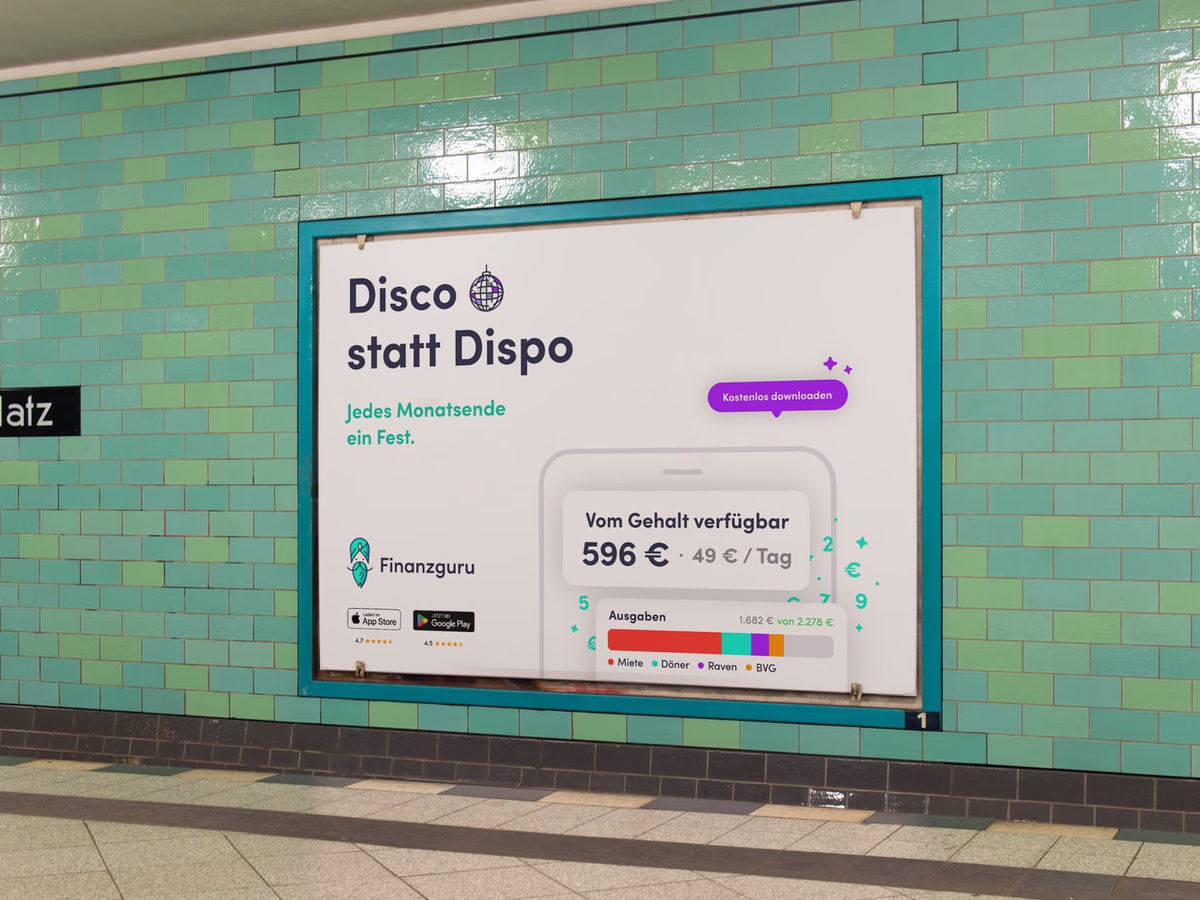 Large-format "Disco statt Dispo" poster from the Finanzguru campaign, mounted on a turquoise tiled subway wall.