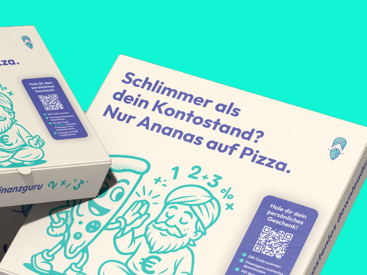 Pizza box reading "Schlimmer als dein Kontostand? Nur Ananas auf Pizza." on a turquoise backdrop.